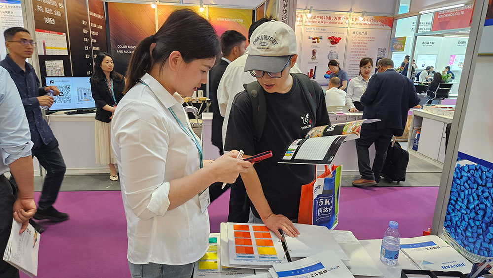 精颜化工展示定制化着色解决方案